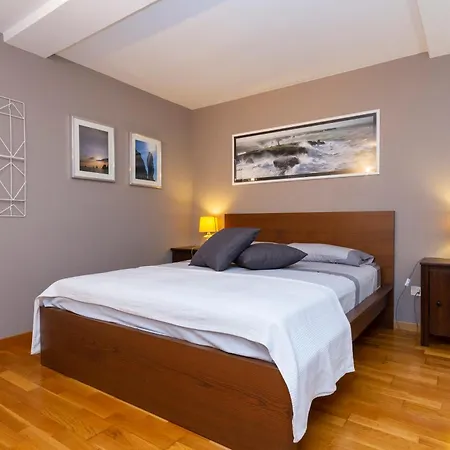 Unforgettable, Loft In The Center *